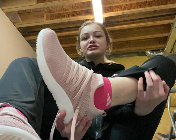 Explosivetoes aka Explosivetoess OnlyFans - Stinky sweaty workout feet  JOI (537 seconds)