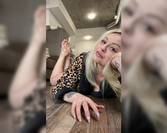 Explosivetoes aka Explosivetoess OnlyFans - Nail tapping, finger sucking in the pose”