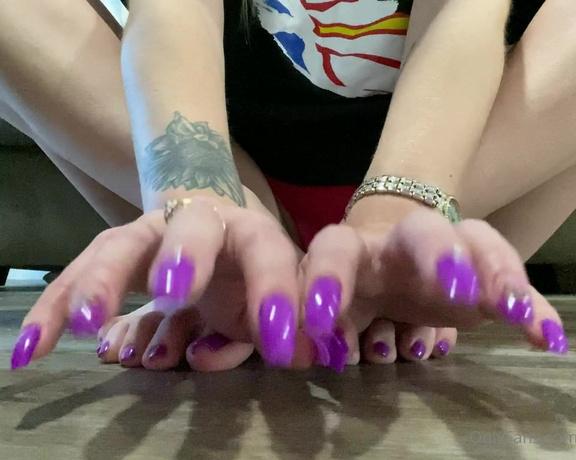 Explosivetoes aka Explosivetoess OnlyFans - 3+ mins of ASMR finger nail tapping and toe nails tapping! I wanna get more involved in the ASMR fet