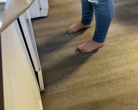 Shawna aka Granitegirl OnlyFans - Cooking showing my pantyhose feet in jeans