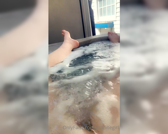 Shawna aka Granitegirl OnlyFans - Masturbating outside in the broad daylight is such a thrill I’m sure my landlord wouldn’t mind