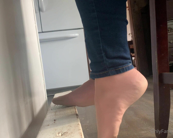 Shawna aka Granitegirl OnlyFans - Why not give you foot lovers something as I put my makeup