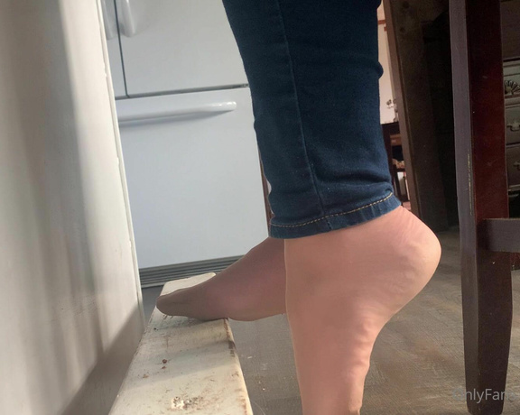 Shawna aka Granitegirl OnlyFans - Why not give you foot lovers something as I put my makeup