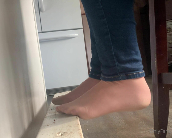 Shawna aka Granitegirl OnlyFans - Why not give you foot lovers something as I put my makeup