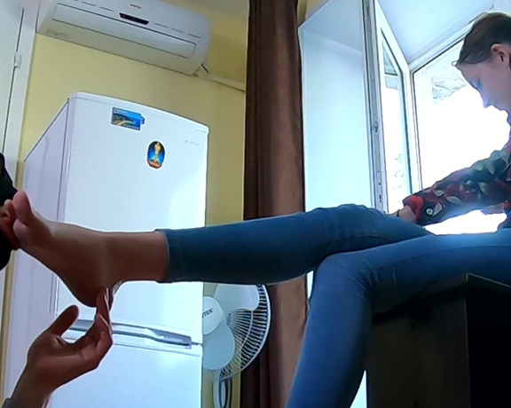 (Сlips4sale) - Licking Girls Feet - MARY - Chatting with her girlfriend