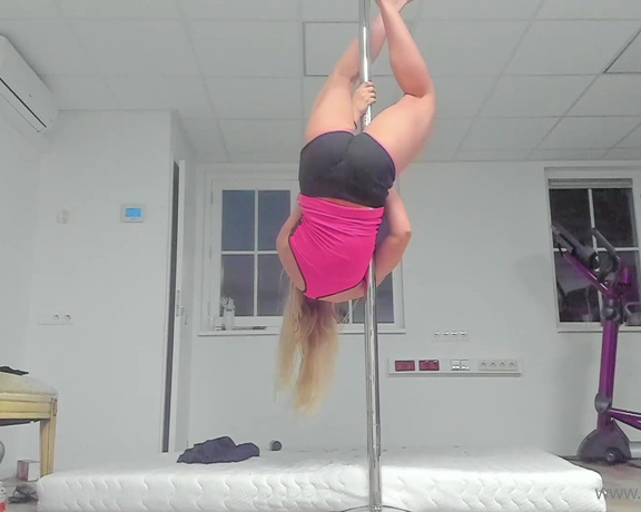 Siswet the Butt Princess aka Siswet19 OnlyFans - Practicing PoleDancing) check out my httpslinktreesiswet