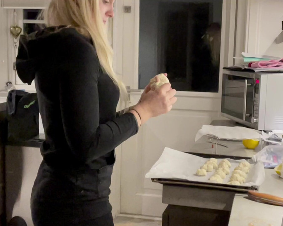 Siswet the Butt Princess aka Siswet19 OnlyFans - Today I am making homemade tomato soup 1