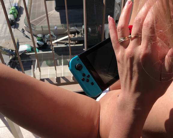 Siswet the Butt Princess aka Siswet19 OnlyFans - Playing pokemon in the sun Love the sun so much